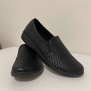 NWOT‎ | Easy Street women’s comfort wave slip on loafers — size 9